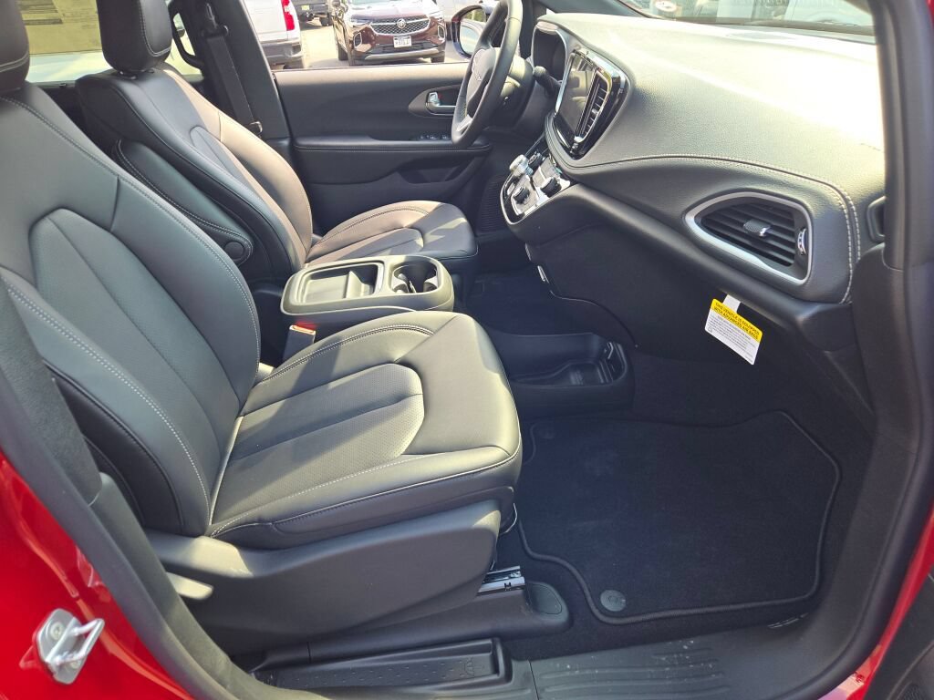 New 2027 Chrysler Pacifica Select AWD/4WD image 4