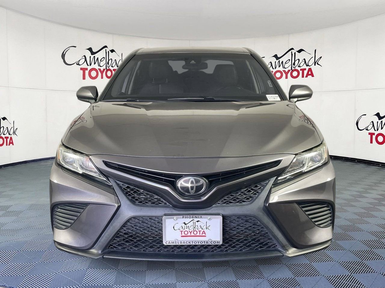 Used 2020 Toyota Camry SE FWD image 2