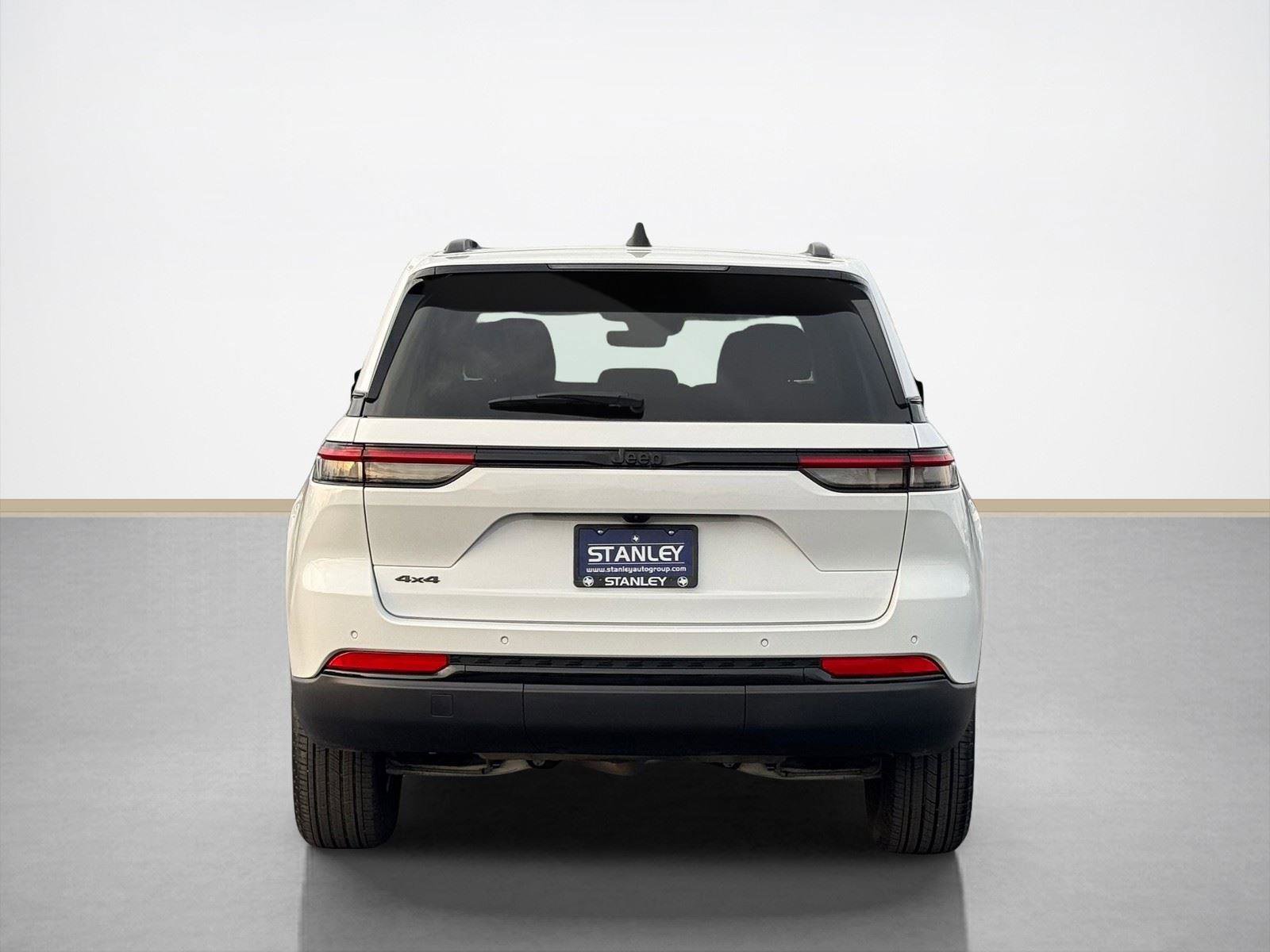 Used 2025 Jeep Grand Cherokee Altitude image 7