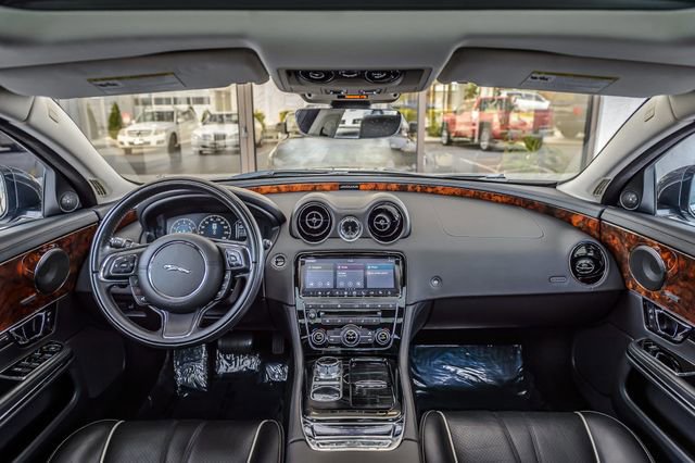 Used 2018 Jaguar XJ R-Sport RWD image 3