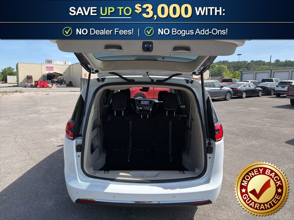Used 2023 Chrysler Pacifica Touring-L image 13