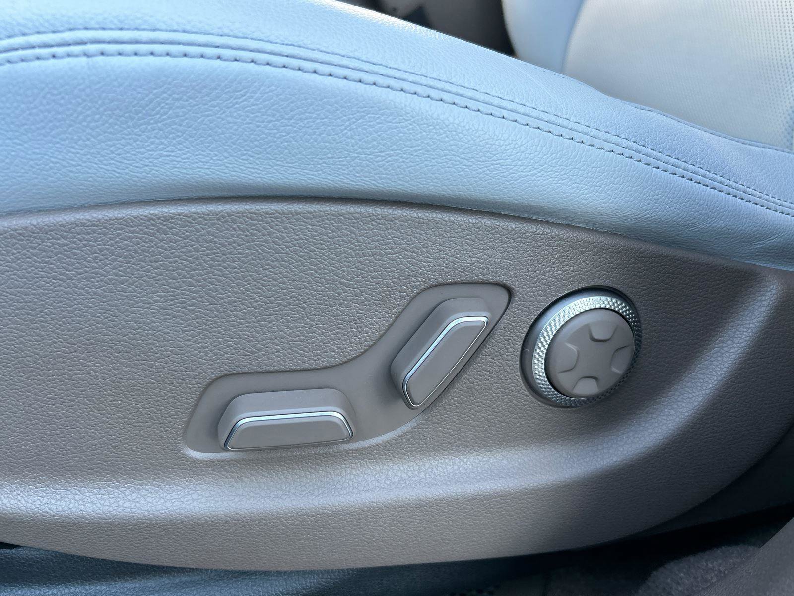 Used 2026 Genesis GV70 2.5T Advanced image 11