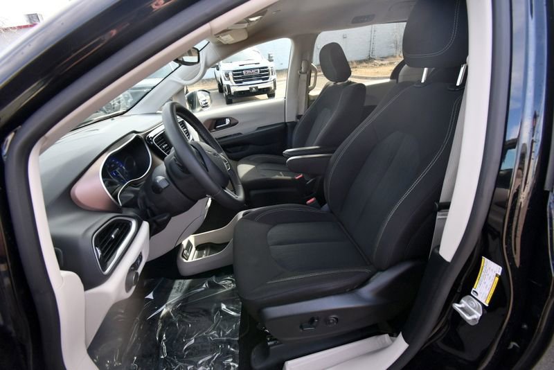 Used 2024 Chrysler Voyager LX FWD image 14