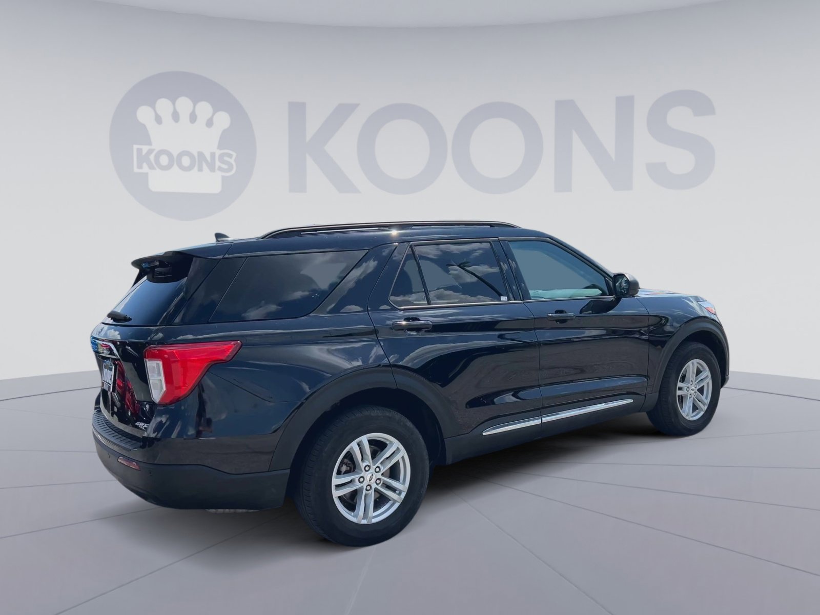 Used 2023 Ford Explorer XLT AWD/4WD image 11