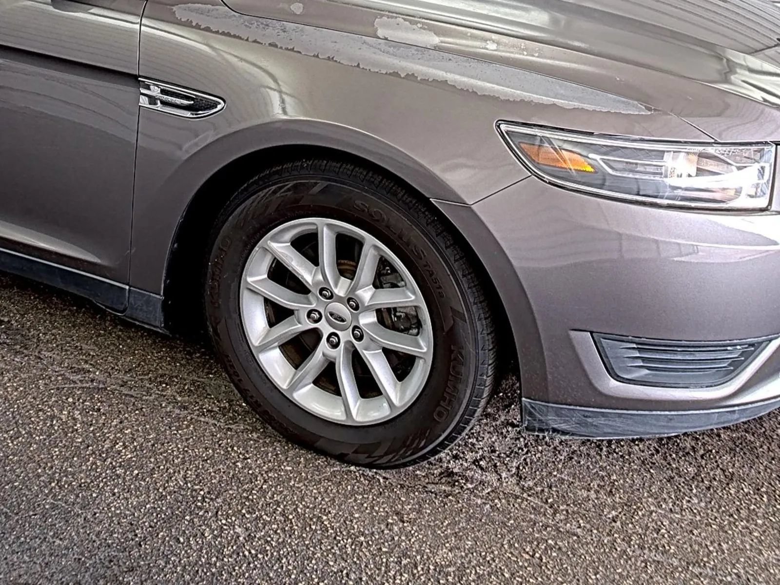 Used 2014 Ford Taurus SE FWD image 26
