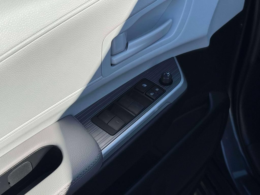 Used 2025 Toyota Sienna LE AWD/4WD image 18