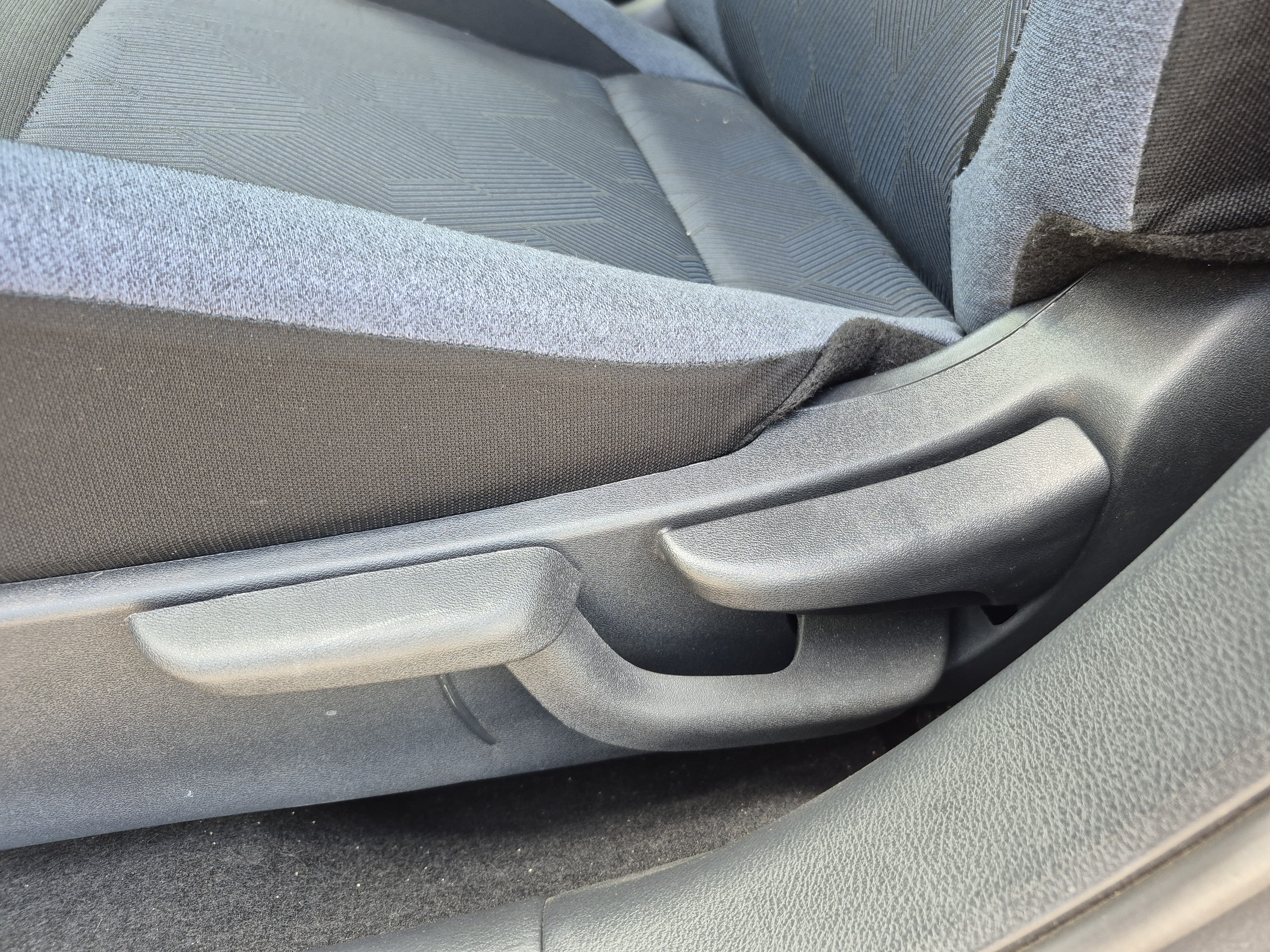 Used 2025 Nissan Versa SV FWD image 15
