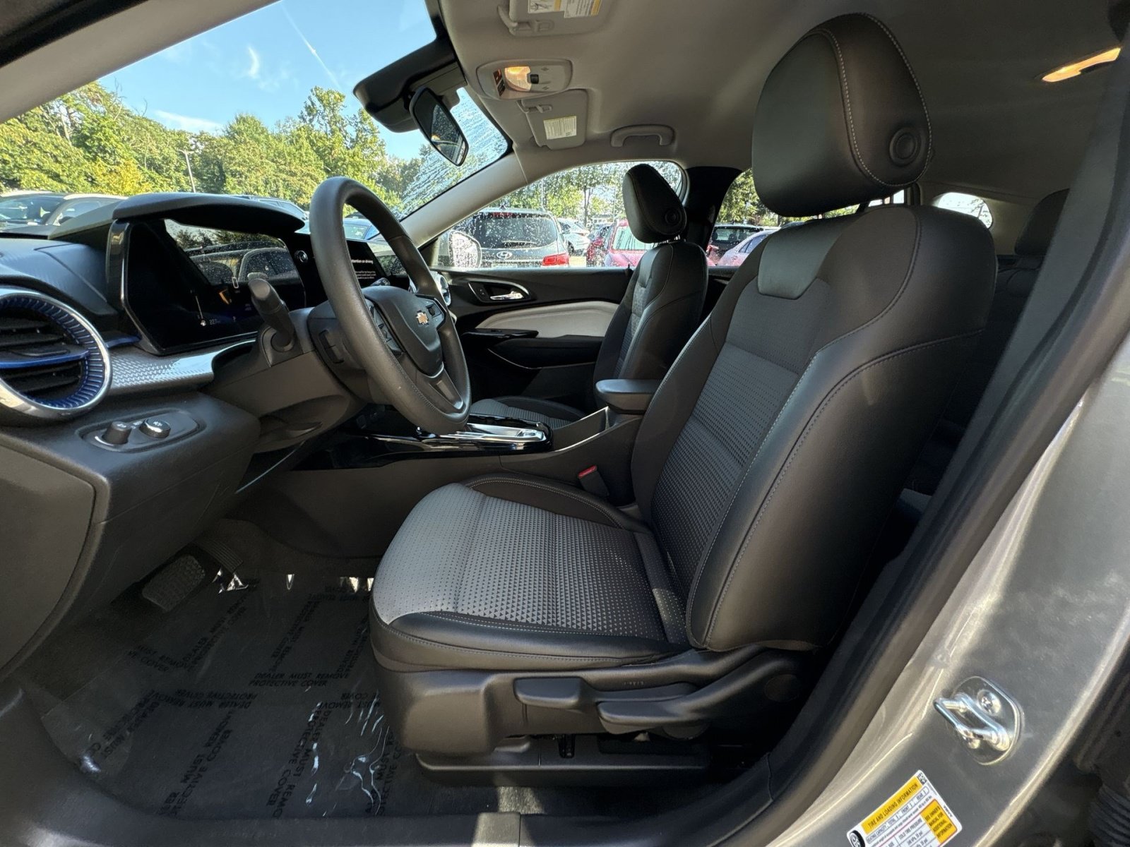 Used 2025 Chevrolet Trax LT FWD image 13