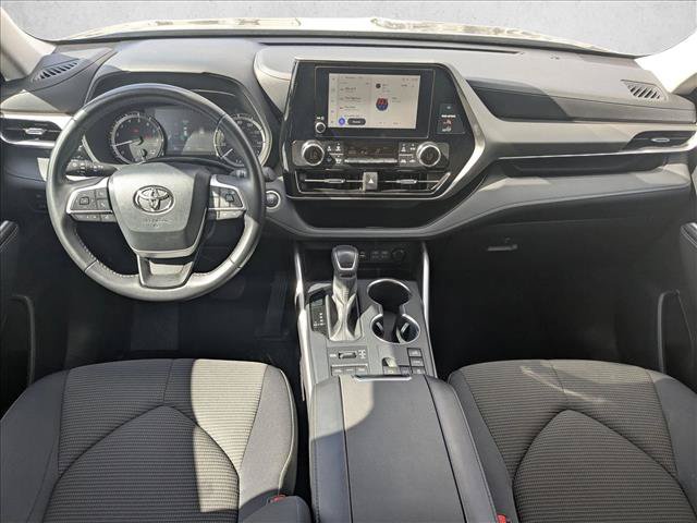 Used 2025 Toyota Highlander LE AWD/4WD image 16