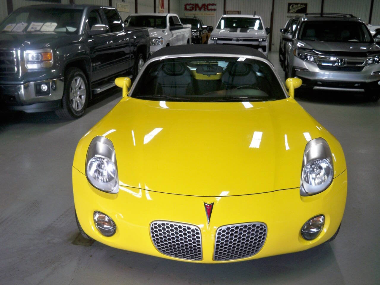 Used 2007 Pontiac Solstice Convertible w/ Premium Package image 2