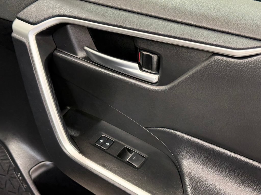 Used 2025 Toyota RAV4 XLE FWD image 22