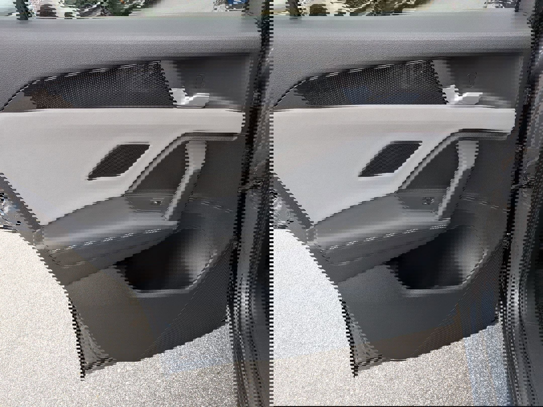 Used 2025 Volkswagen Tiguan SE R-Line image 25