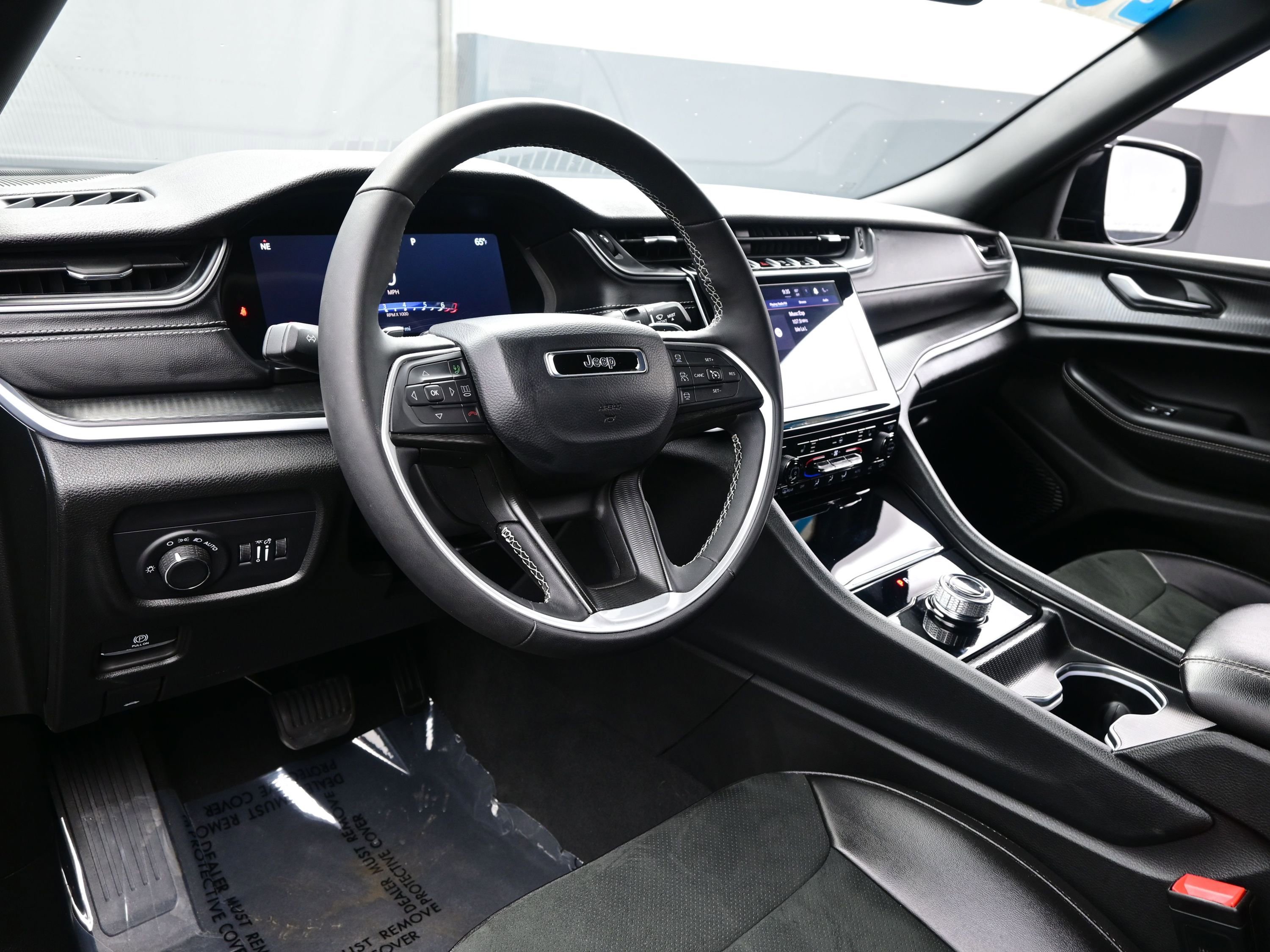 Used 2025 Jeep Grand Cherokee L Altitude image 12