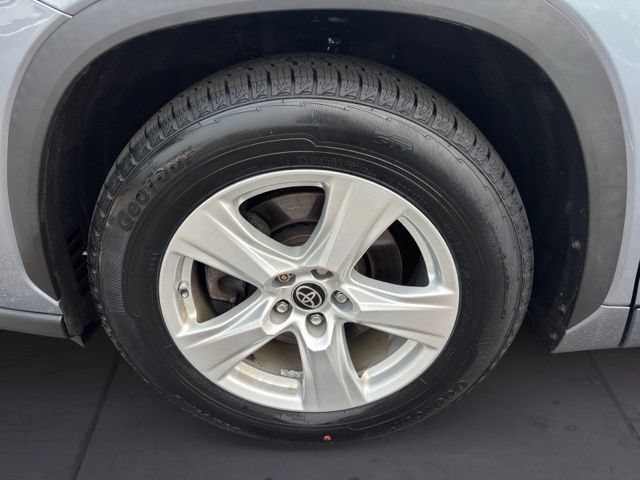 Used 2023 Toyota Highlander LE FWD image 9