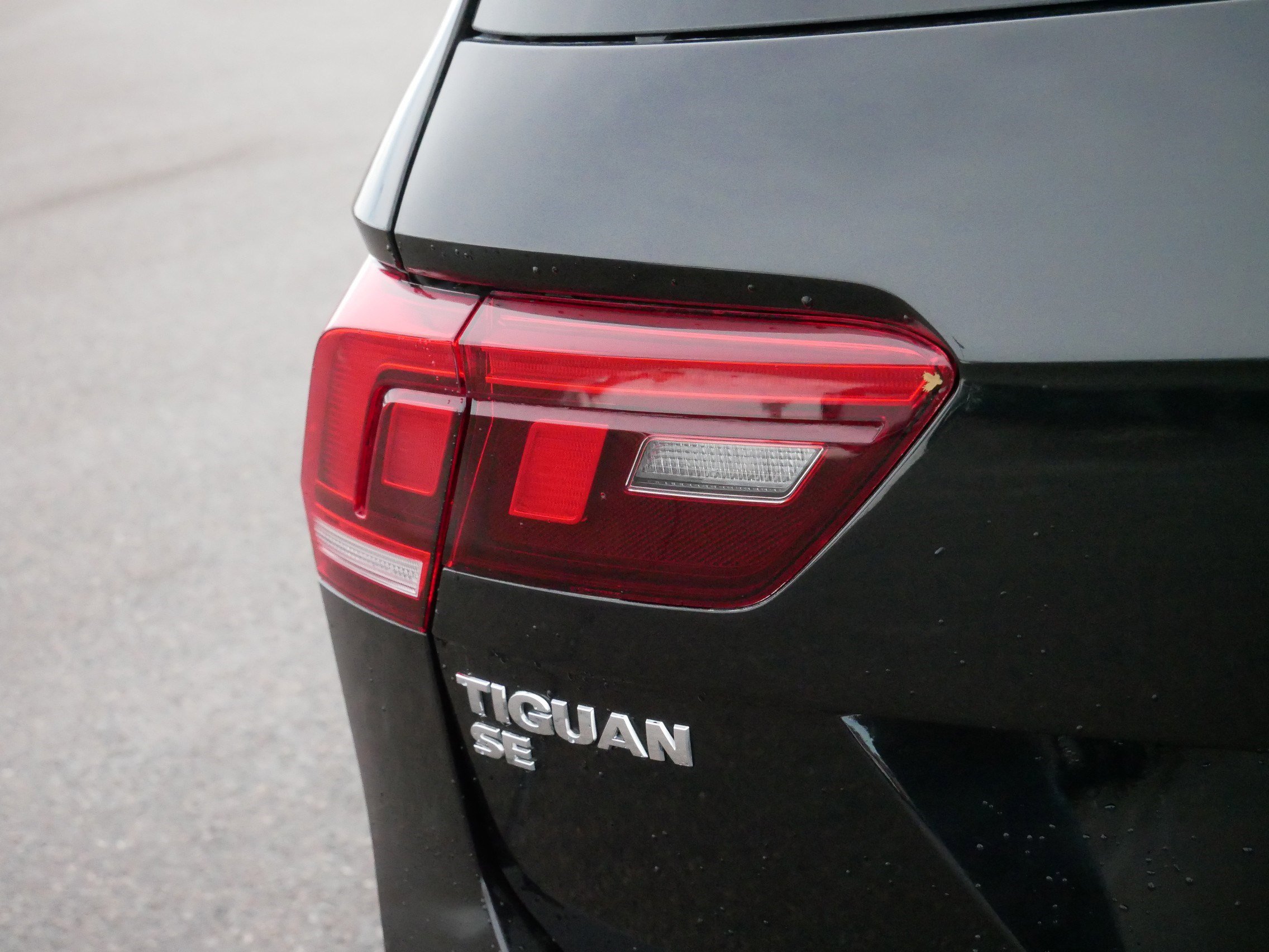 Used 2021 Volkswagen Tiguan SE w/ Panoramic Sunroof Package image 17