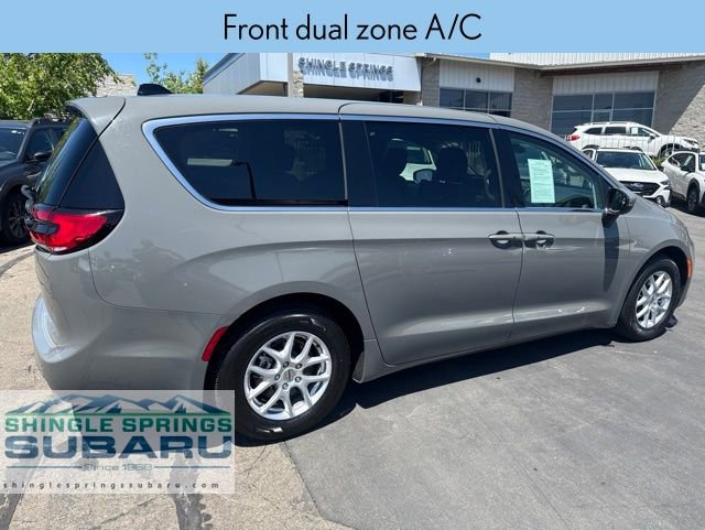 Used 2023 Chrysler Pacifica Touring-L FWD image 4
