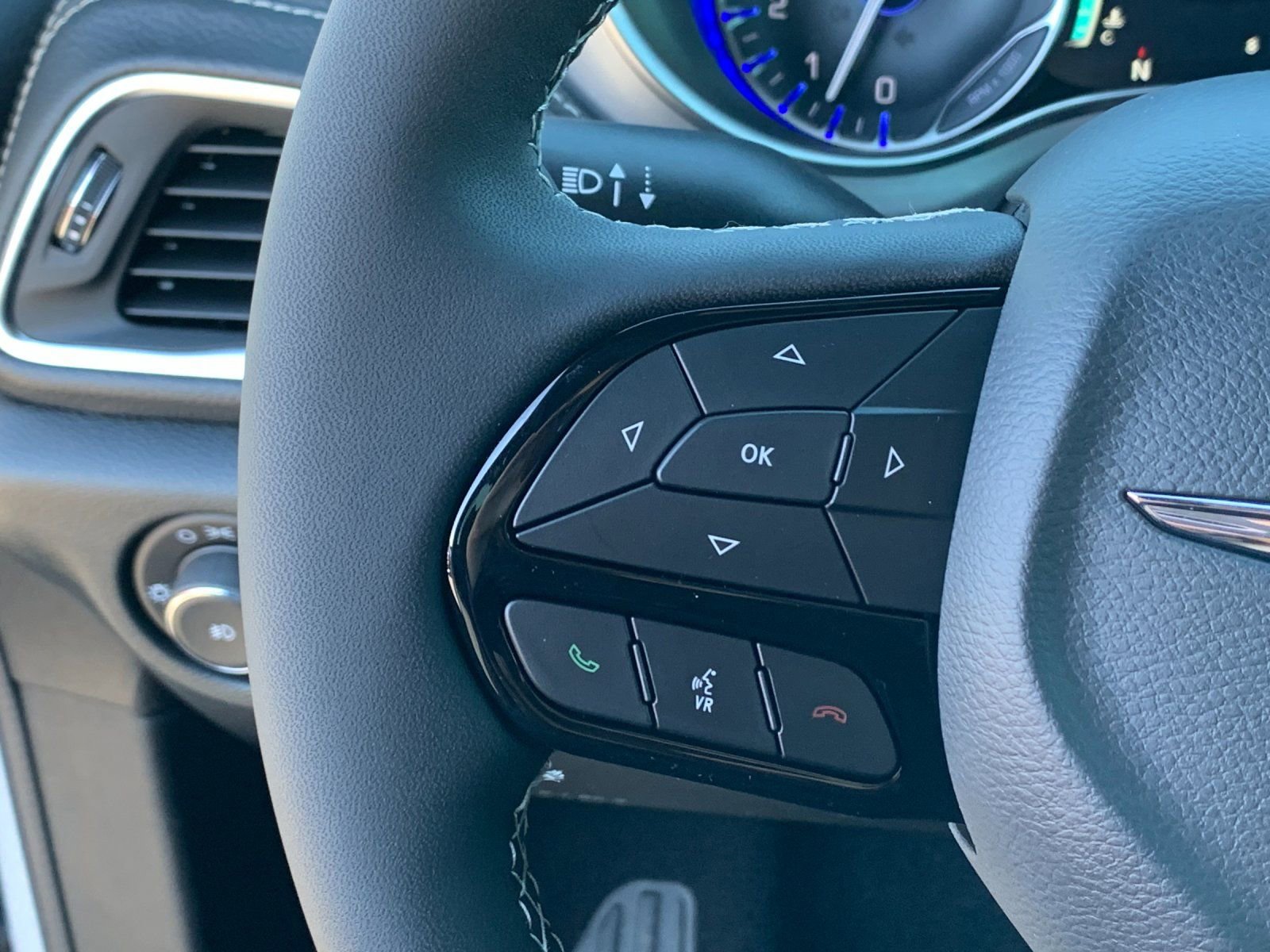 New 2026 Chrysler Pacifica Limited w/ Uconnect Theater Family Group image 31