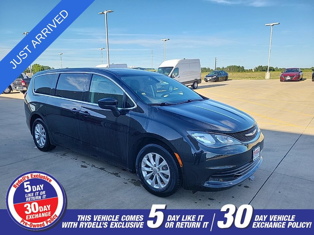 Used 2017 Chrysler Pacifica Touring w/ Tire & Wheel Group FWD image 1