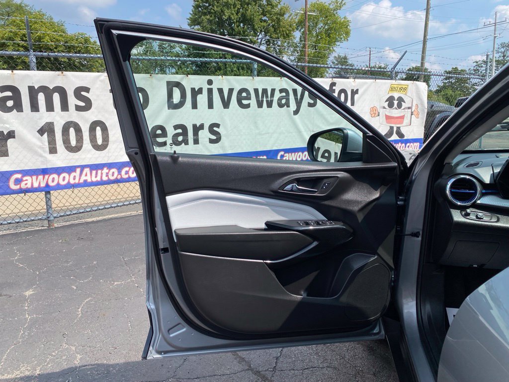 Used 2025 Chevrolet Trax LT FWD image 12