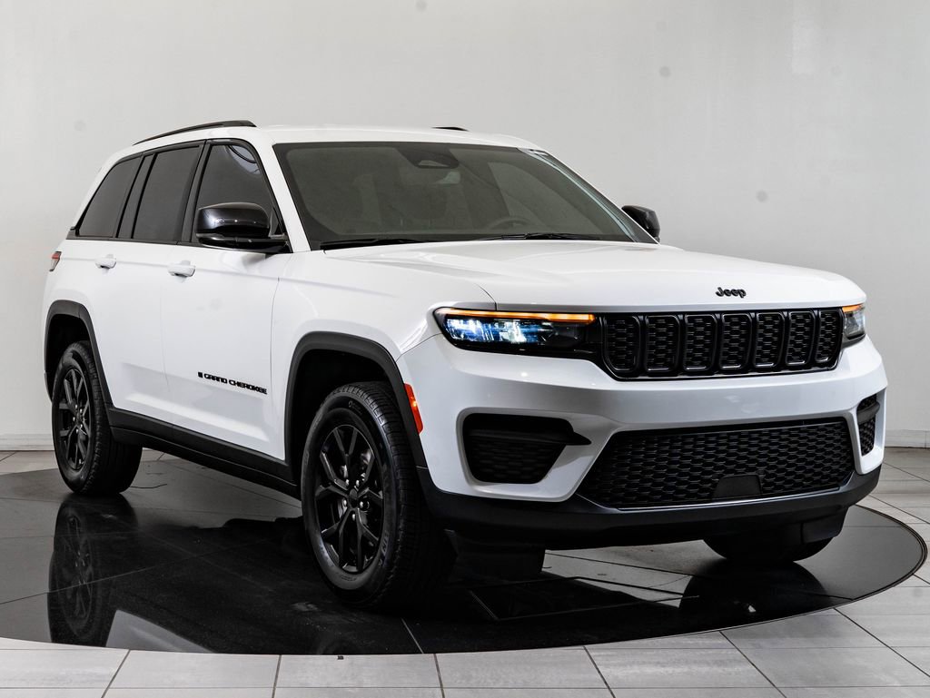 Used 2024 Jeep Grand Cherokee Altitude AWD/4WD image 12