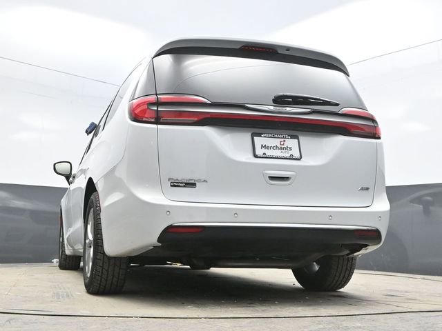 Used 2023 Chrysler Pacifica Touring-L image 32