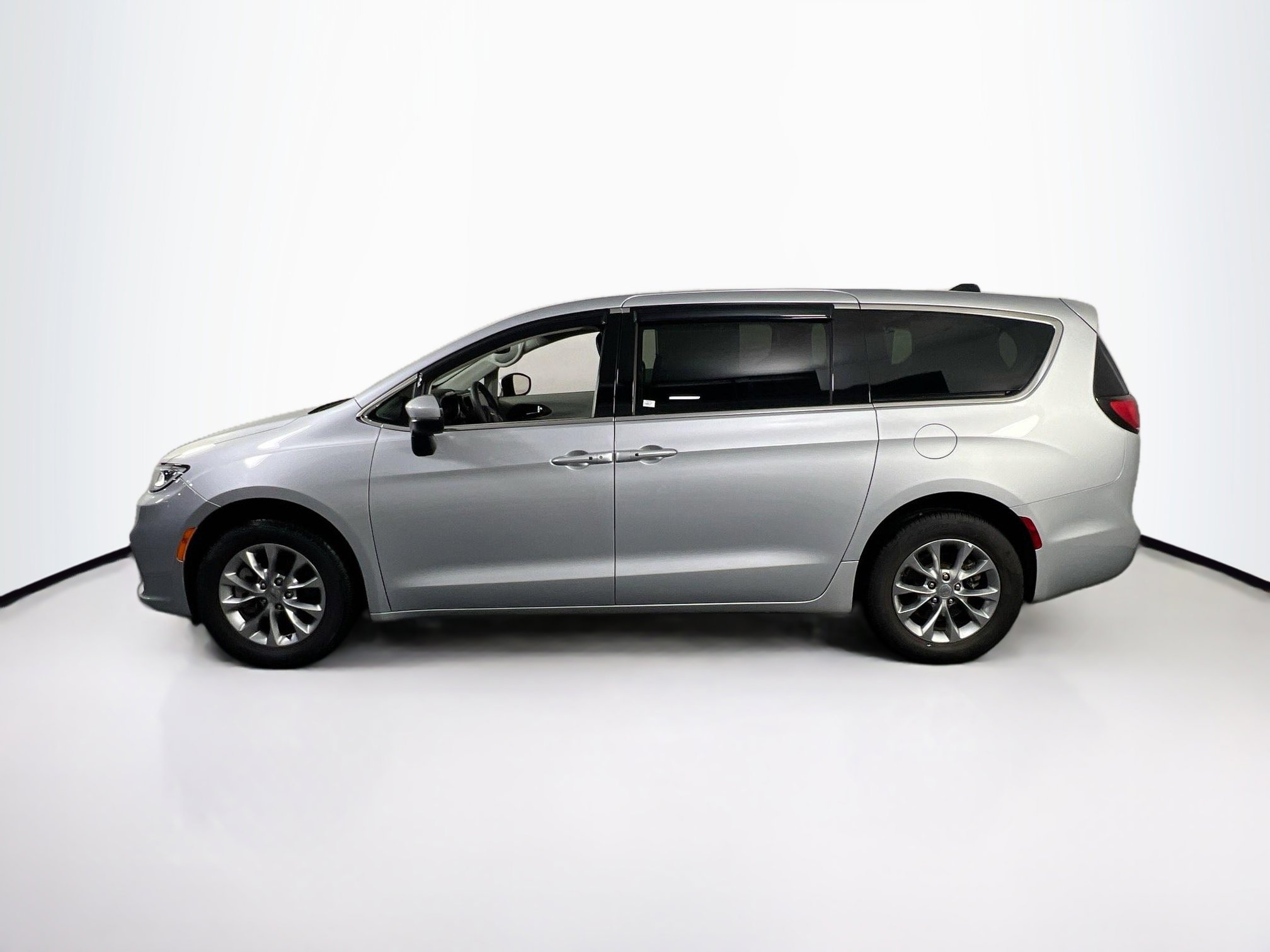 Used 2023 Chrysler Pacifica Touring-L w/ Uconnect Theater Family Group image 8