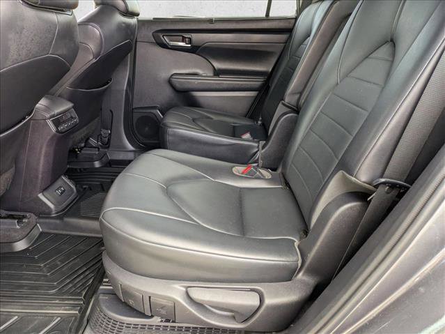 Used 2021 Toyota Highlander XLE image 19