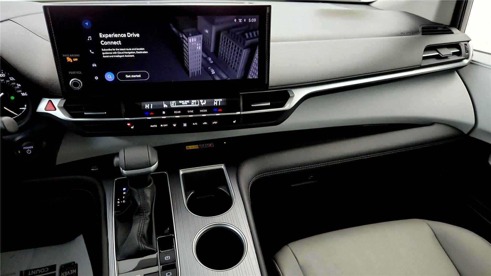 Used 2025 Toyota Sienna XLE image 31