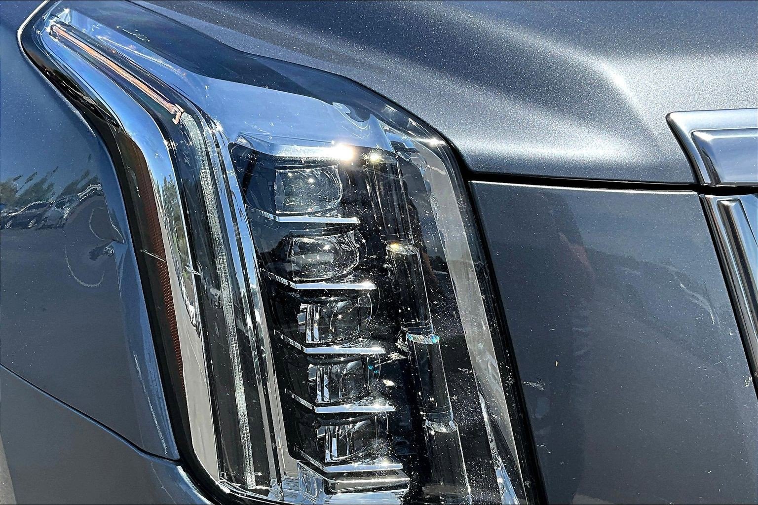 Used 2018 Cadillac Escalade Luxury AWD/4WD image 16