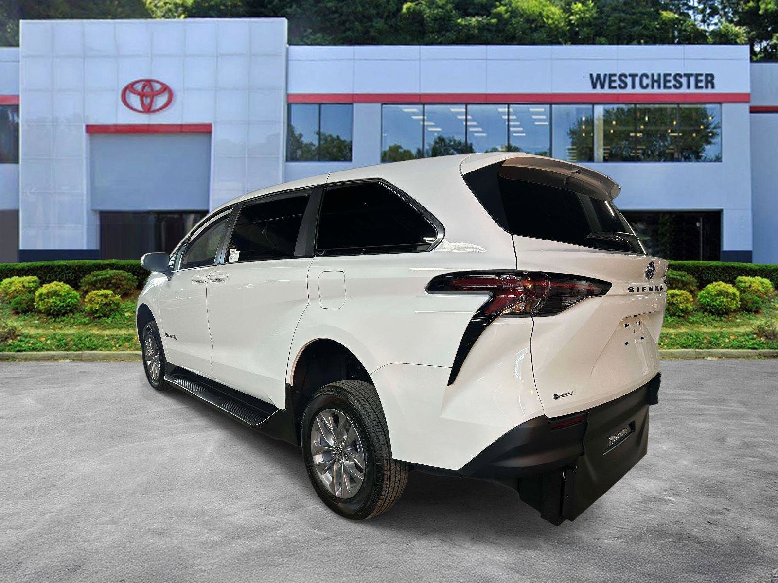 Used 2025 Toyota Sienna LE image 5