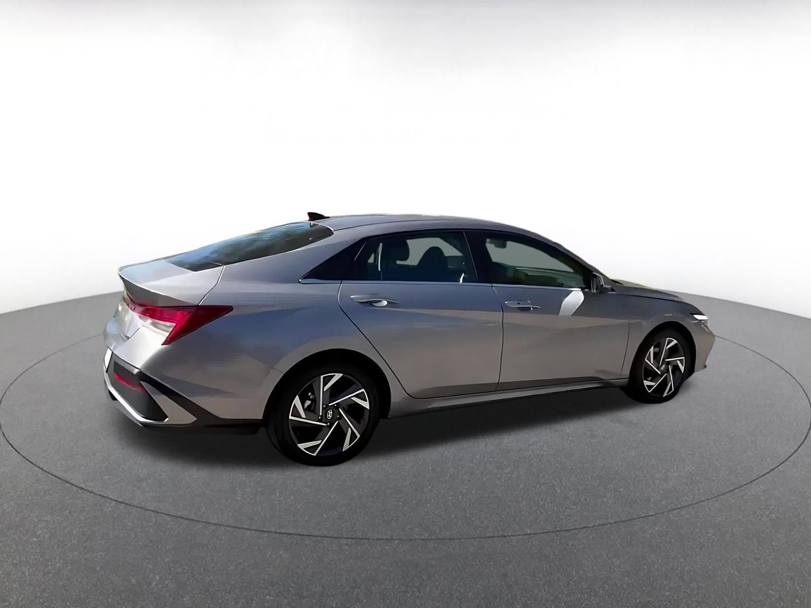 Used 2025 Hyundai Elantra SEL image 13