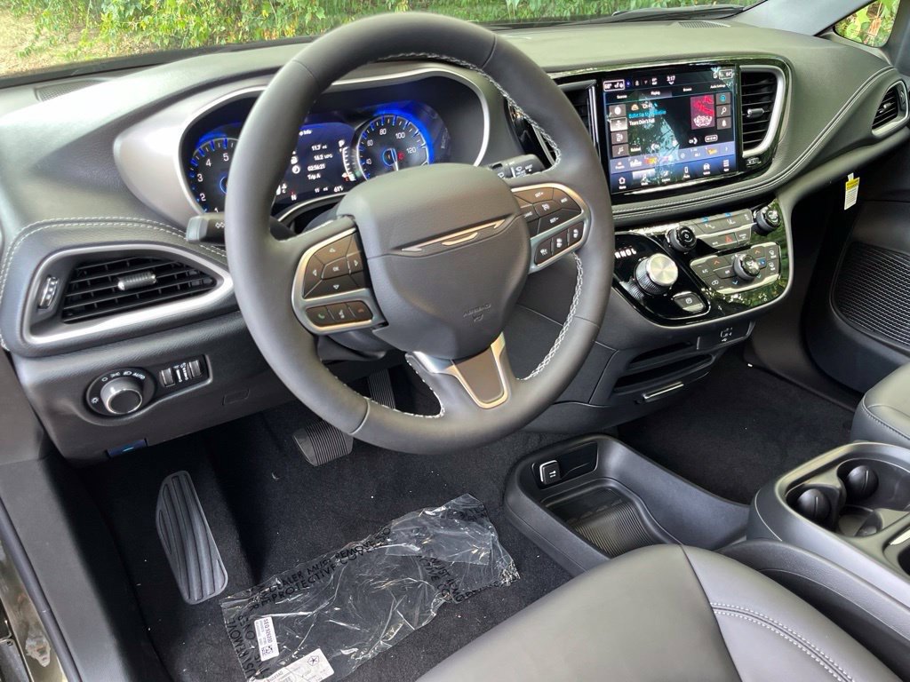 New 2027 Chrysler Pacifica Select FWD image 3