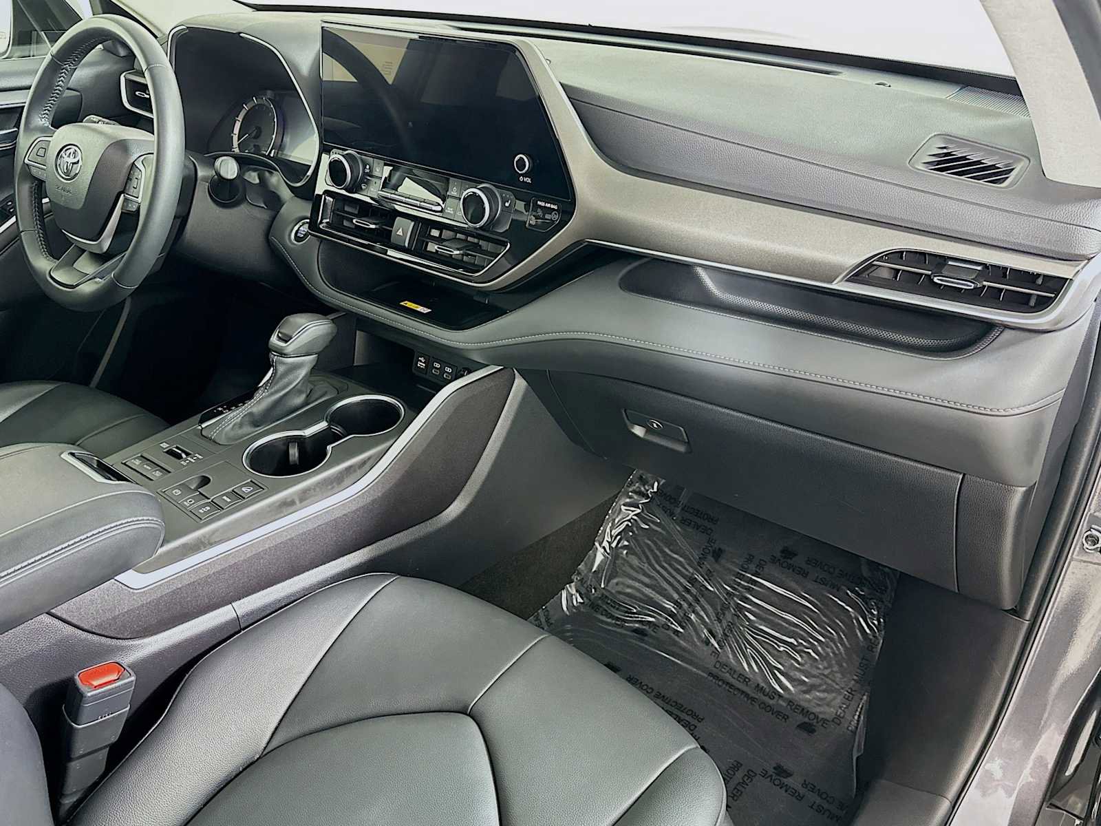 Used 2024 Toyota Highlander XLE image 28