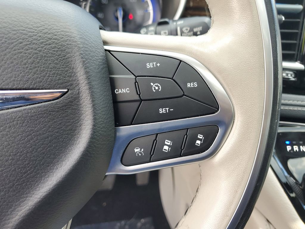 Used 2021 Chrysler Pacifica Limited w/ Uconnect Theater Family Group image 23