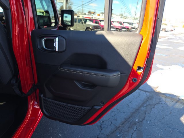 Used 2025 Jeep Wrangler Unlimited Sahara w/ Safety Group AWD/4WD image 38