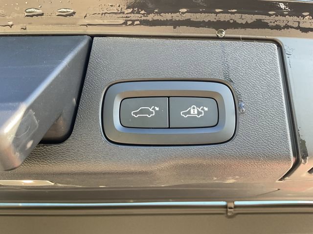 Used 2023 Volvo XC60 B5 Ultimate w/ Climate Package image 11
