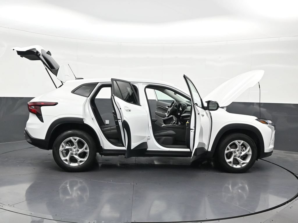 Used 2024 Chevrolet Trax LS w/ LS Convenience Package FWD image 32