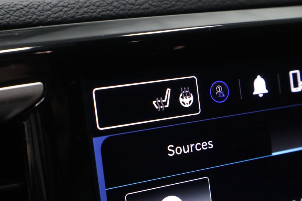 Used 2023 Chrysler Pacifica Touring-L FWD image 4