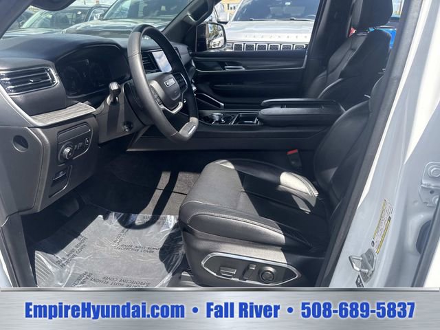 Used 2024 Jeep Wagoneer L Series II w/ Flexible Seating Group AWD/4WD image 19