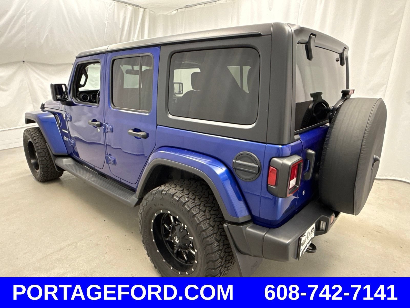 Used 2018 Jeep Wrangler Unlimited Sahara w/ Cold Weather Group AWD/4WD image 4