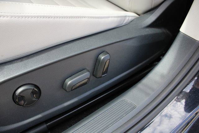 Used 2024 Volkswagen Jetta SE w/ Panoramic Sunroof Package FWD image 3
