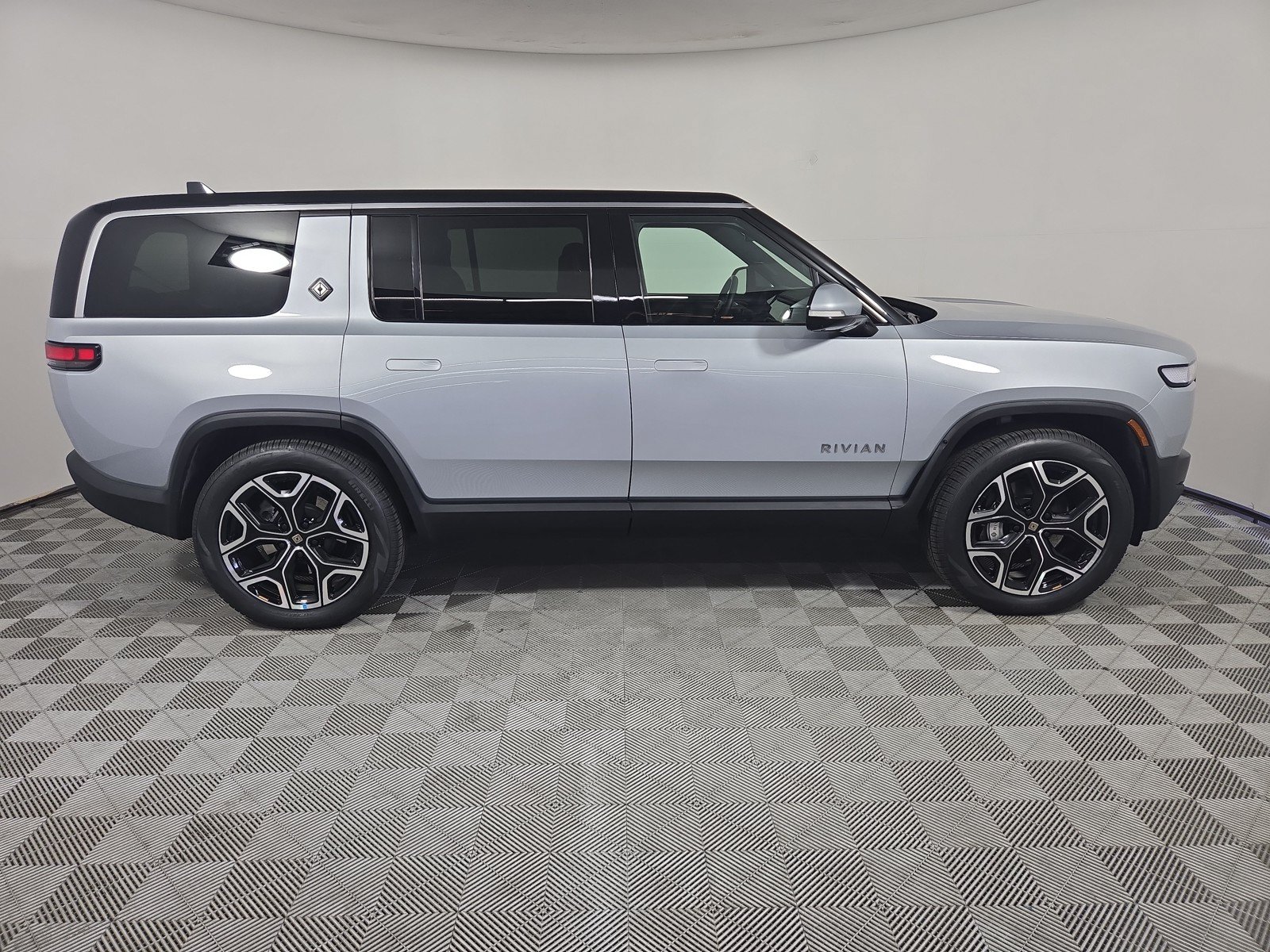Used 2024 Rivian R1S Adventure AWD/4WD image 6