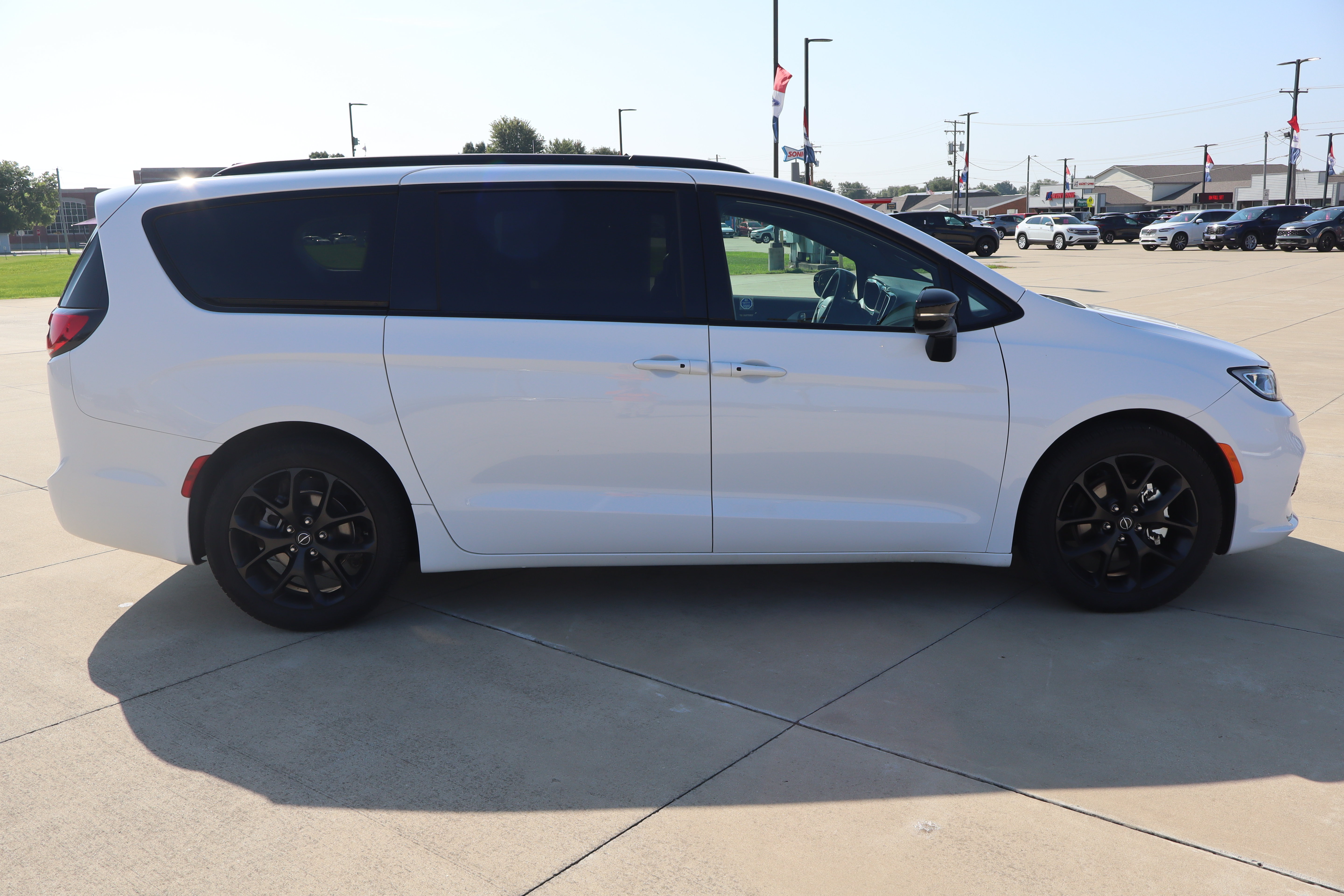 Used 2025 Chrysler Pacifica Limited FWD image 4