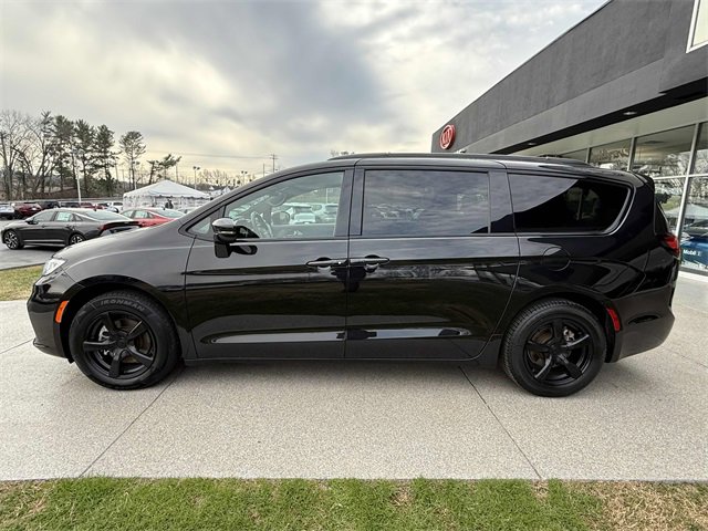 Used 2021 Chrysler Pacifica Touring w/ Uconnect Theater Family Group image 24