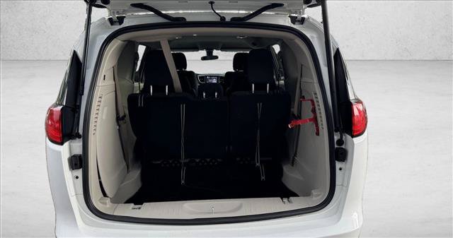 Used 2022 Chrysler Voyager LX FWD image 8