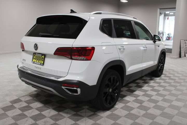 Used 2022 Volkswagen Taos SE w/ Panoramic Sunroof Package FWD image 12