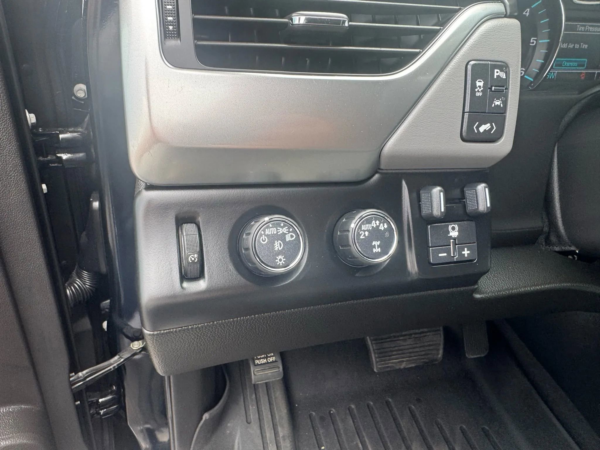 Used 2019 Chevrolet Tahoe LT w/ Luxury Package AWD/4WD image 32