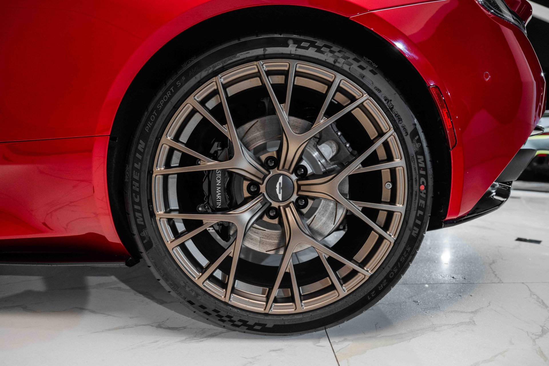 Used 2025 Aston Martin DB12 Convertible image 39