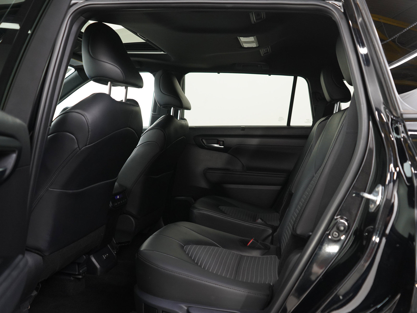 Used 2025 Toyota Highlander XSE AWD/4WD image 20
