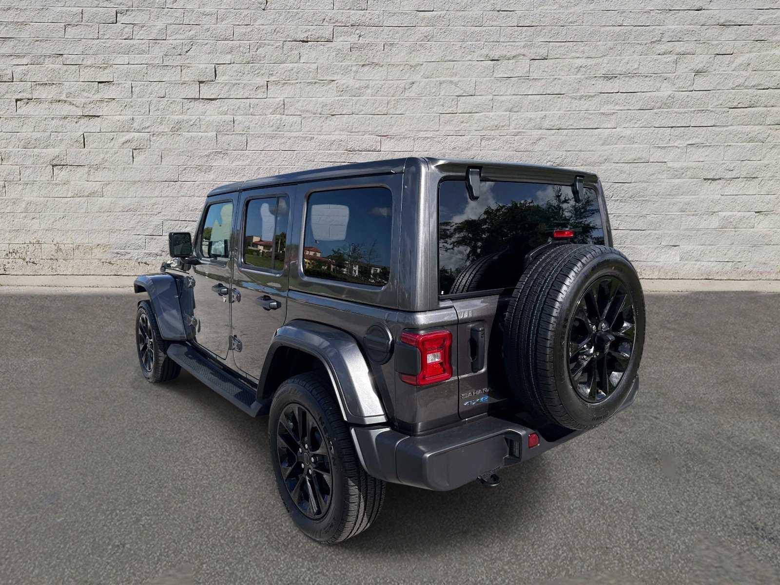 Used 2025 Jeep Wrangler Sahara image 7